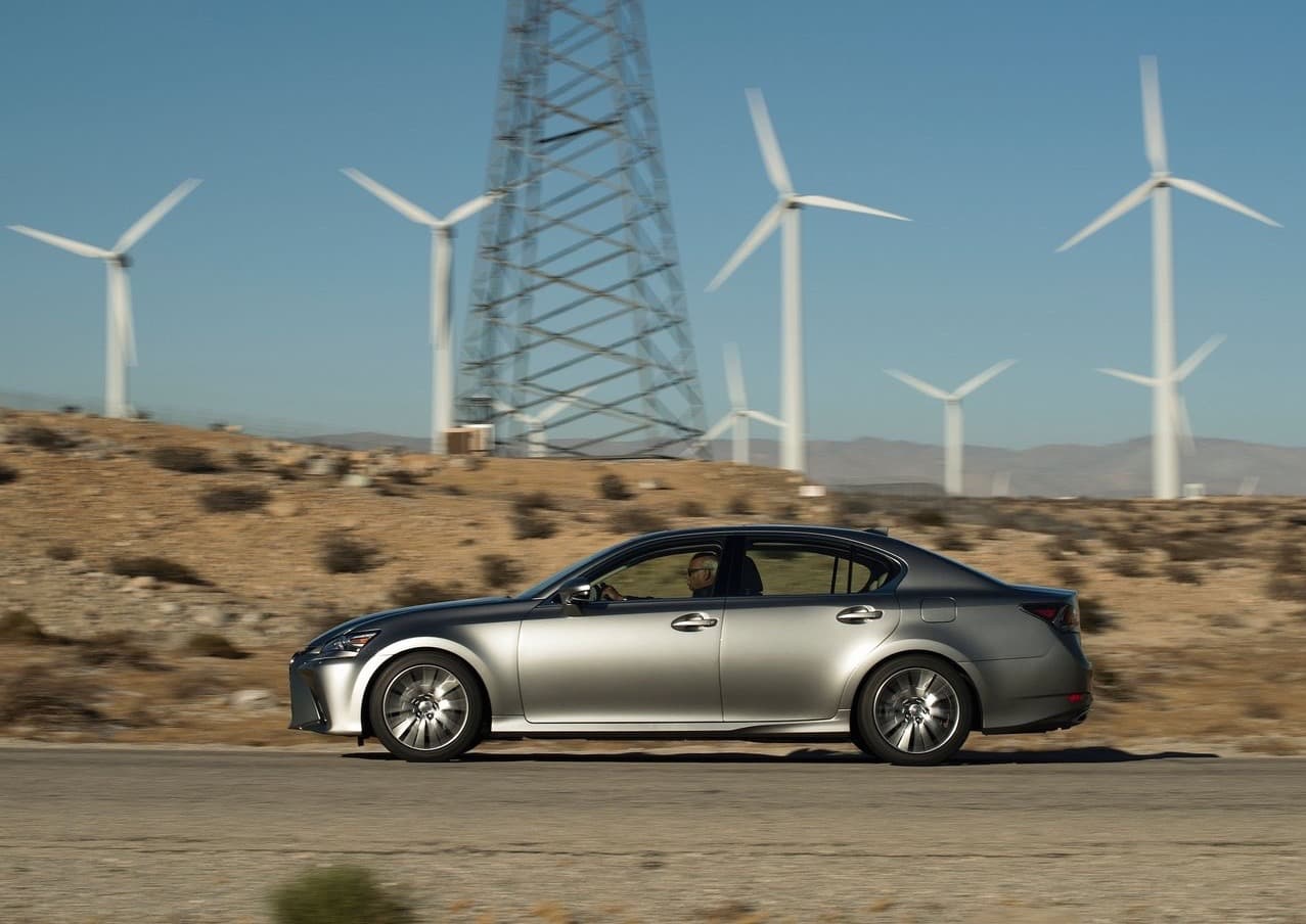 <b>4. Lexus GS 2017:</b>
<br>El sedán mediano de tracción delantera de Lexus siempre ha sido un auto de manejo ejemplar con sabor deportivo. Su más reciente versión es también el cuarto entre los carros más confiables del país. Consumer Report dice que "compite bien con sus rivales alemanes". 
<b><a href="http://www.univision.com/noticias/lexus/imagenes-del-lexus-gs-2016-fotos" target="_blank">La línea GS</a></b> ofrece tres versiones del modelo: GS 300 con motor 4 cilindros turboalimentado con 241 caballos de fuerza, GS 350 con V6 de 3.5 litros y 311 caballos de fuerza y GS 450 h con tres motriz híbrido que produce 338 caballos de fuerza combinados, todas las versiones pueden ser equipadas con el paquete de apariencia y manejo deportivo F-Sport, mientras que los GS 350 y GS 450h pueden ser equipados con tracción integral. El precio del auto probado por la publicación fue de 58,858 dólares.