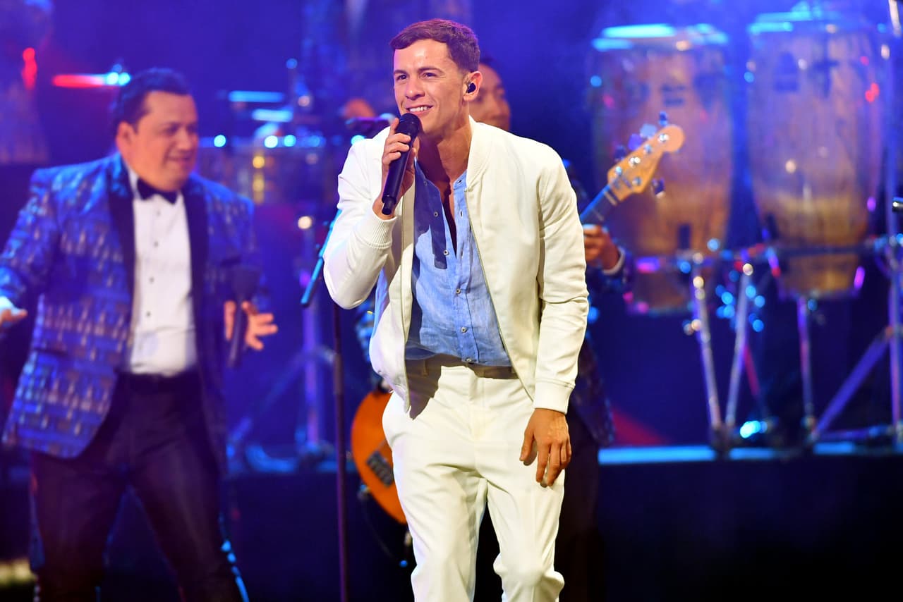 Pero la actuación de
<b>Guaynaa</b> no paró, pues al lado de
<b>Los Ángeles Azules</b> interpretó
<b><a href="https://www.univision.com/shows/premios-juventud/guaynaa-pide-futbol-a-la-gente-con-los-angeles-azules-en-premios-juventud-video" target="_blank">‘Cumbia a la Gente’</a></b> haciendo que todo el público se pusiera a bailar con él.