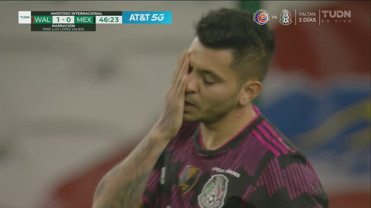 ‘Tecatito’ hace serie de regates, pero termina elevando su disparo