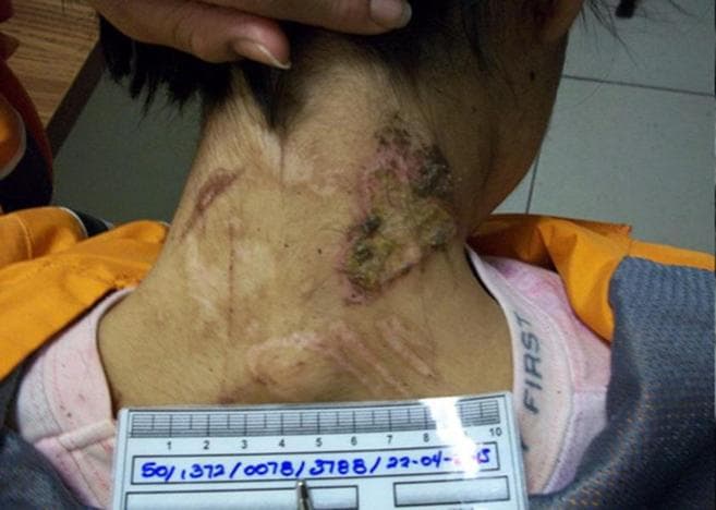 La obligaban a planchar sin descanso hasta 100 camisas por día, apenas le daban alimento, la golpeaban y quemaban con la misma plancha que trabajaba.