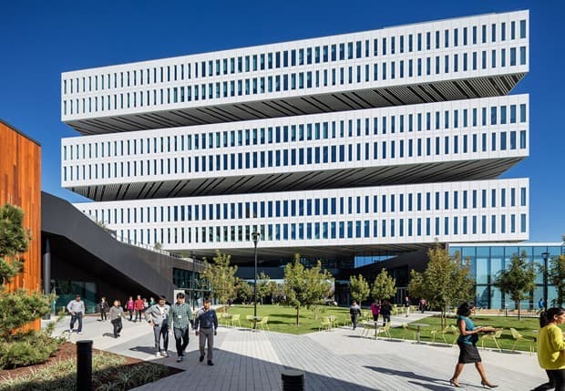 La sede estadounidense de Samsung en el norte de San José, diseñada por la firma NBBJ, se ubica junto a una línea de tren ligero.