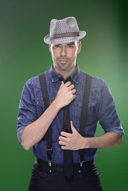 Desde niño, comenzó a cantar, aunque era muy tímido y tenía pocos amigos.