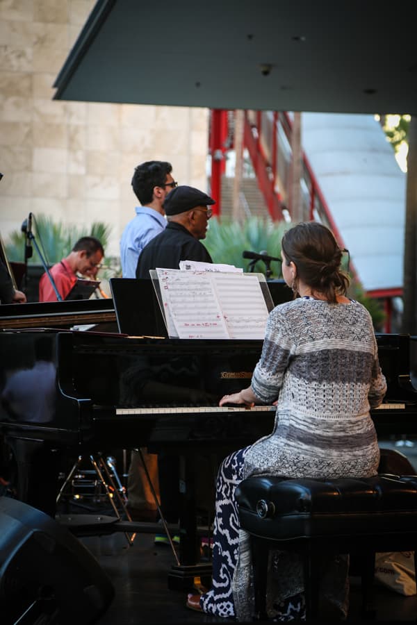 Iniciando el viernes con mucho Jazz y los sonidos brillantes del trompetista Bobby Bradford y Tête-á-Tête a las 6 de la tarde, sábado de Samba con Kátia Moraes y la Samba Society empezando a las 5 de la tarde y para finalizar el domingo FluteSonic Orchesta a las 6 de la tarde. Los tres conciertos son gratis para el publico, el Museo LACMA esta localizado en el 5905 Wilshire Boulevard en los Ángeles, CA 90036, para más información visite Lacma.org