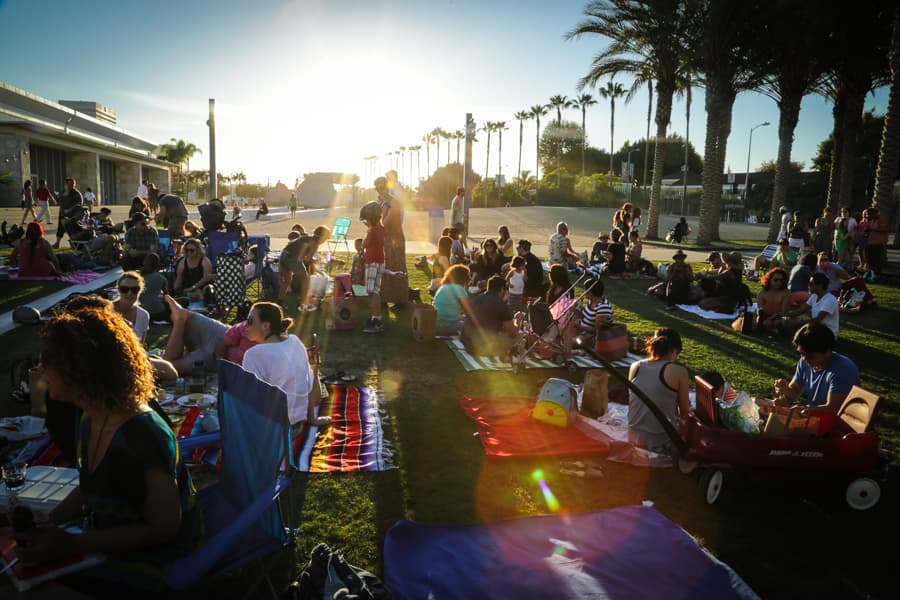 Iniciando el viernes con mucho Jazz y los sonidos brillantes del trompetista Bobby Bradford y Tête-á-Tête a las 6 de la tarde, sábado de Samba con Kátia Moraes y la Samba Society empezando a las 5 de la tarde y para finalizar el domingo FluteSonic Orchesta a las 6 de la tarde. Los tres conciertos son gratis para el publico, el Museo LACMA esta localizado en el 5905 Wilshire Boulevard en los Ángeles, CA 90036, para más información visite Lacma.org