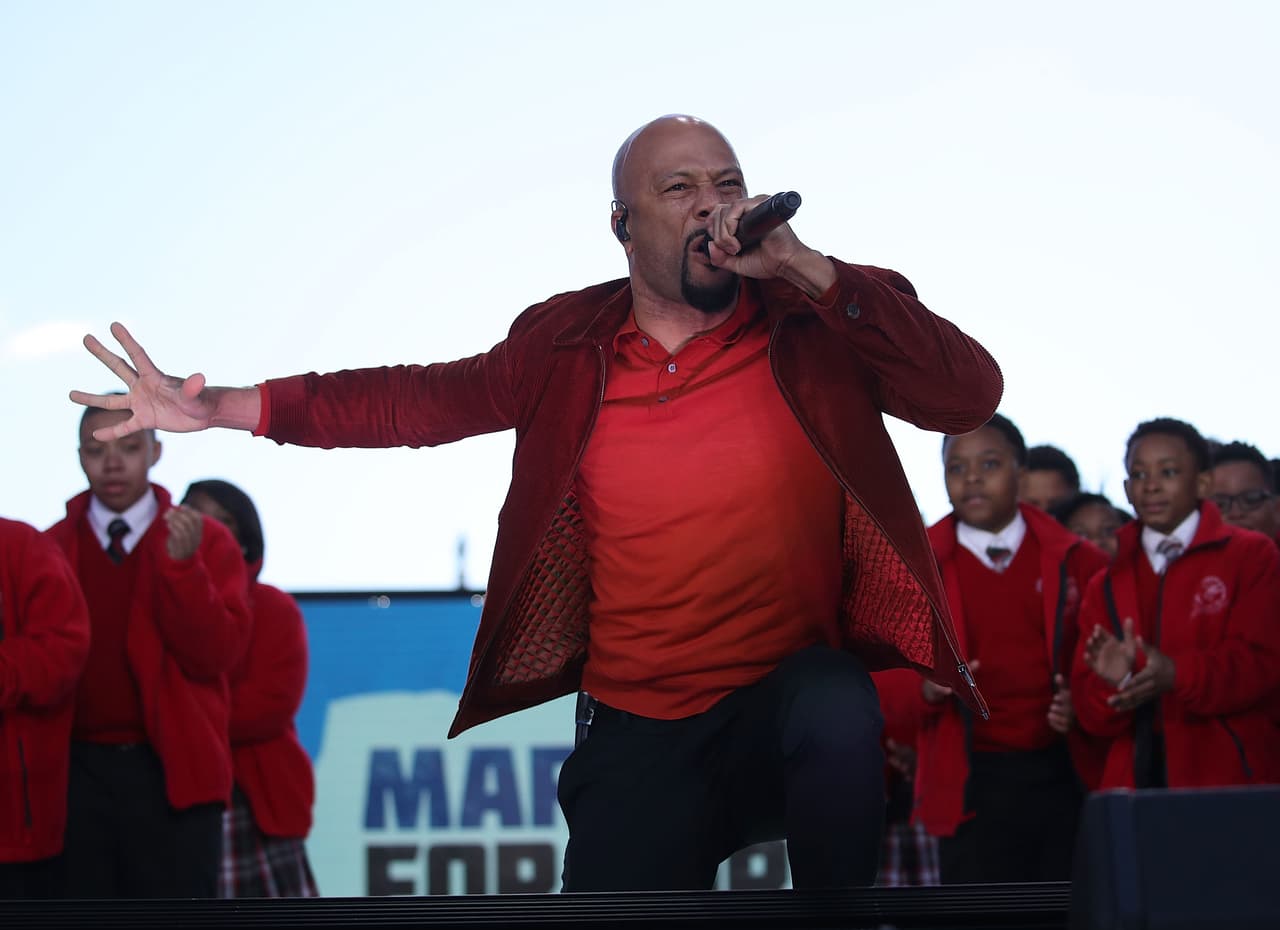 El cantante de hip-hop Common fue uno de los headliners en el concierto y estuvo acompañado de un grupo de estudiantes haciéndole coros.