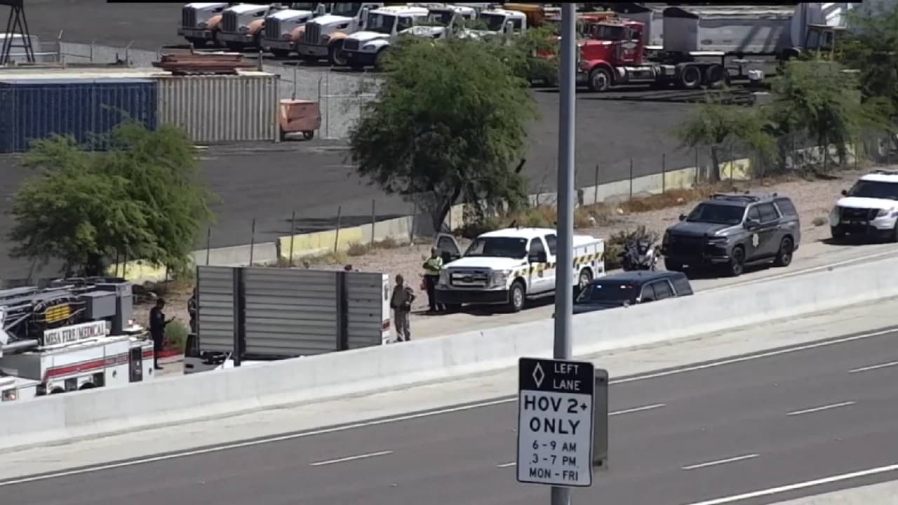 Localizan el cuerpo de una mujer dentro de un auto en el Loop 202 en Mesa