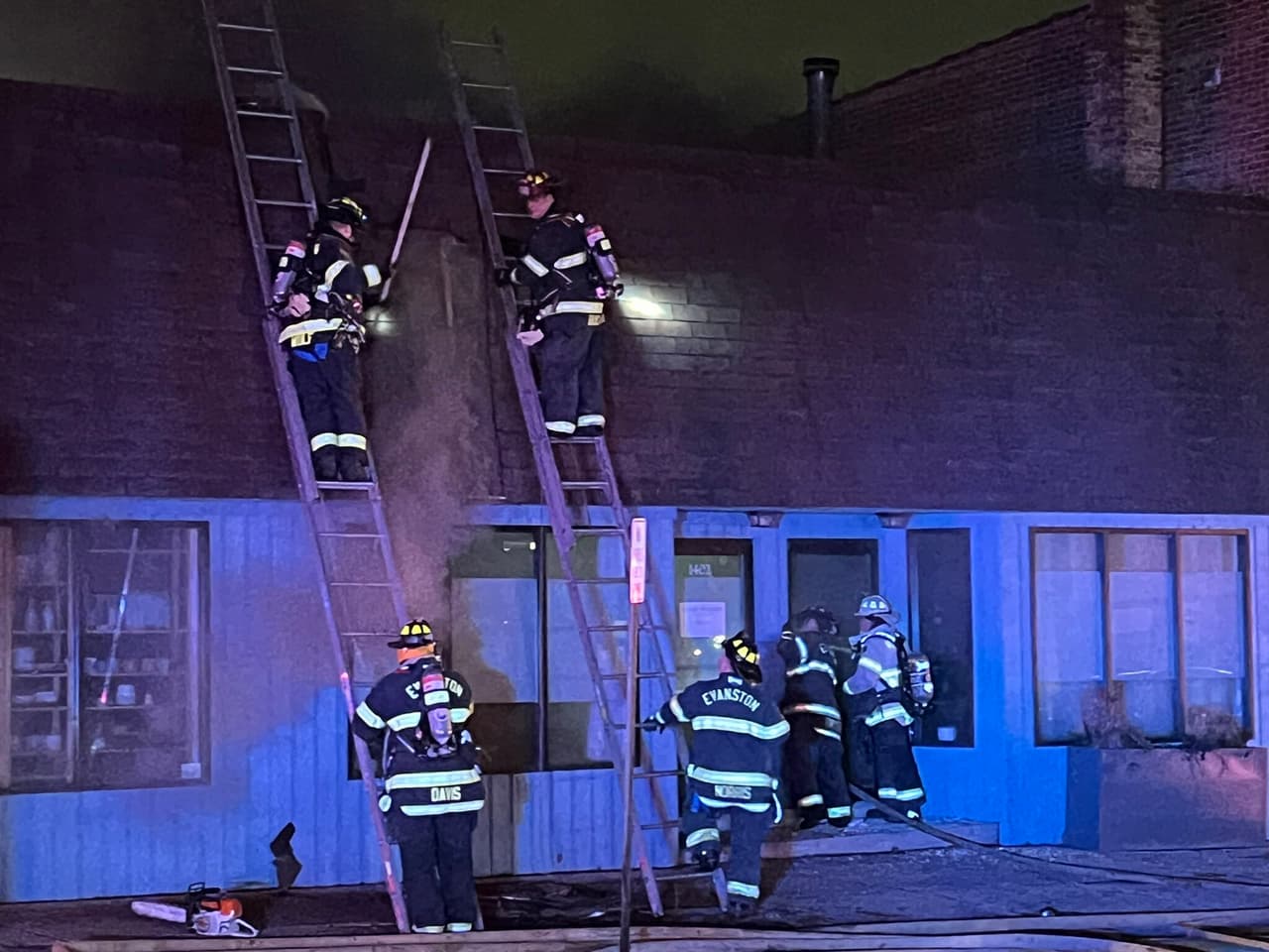 Kimberly Kull, jefa de la División de Manejo de Emergencias/Logística/PIO del Departamento de Bomberos de Evanston, dijo que los negocios que se vieron afectados fueron una tienda de cerámica y una tienda de atletismo.