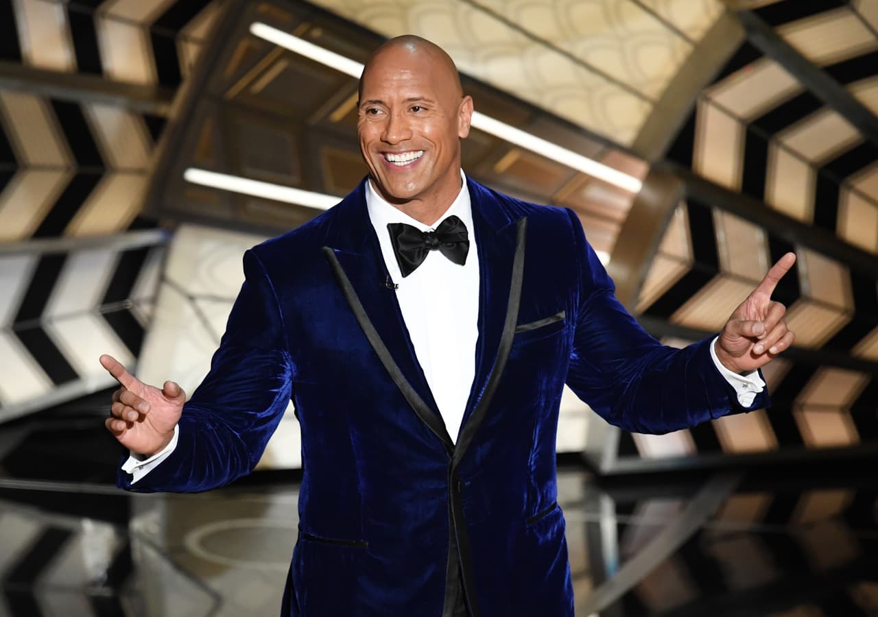 La estrella de películas de acción Dwayne Johnson dijo a
<a href="http://www.vanityfair.com/style/2016/11/the-rock-run-for-president-2020" target="_blank">Vanity Fair</a> en noviembre, tras la elección presidencial, que él "no descartaría" una candidatura presidencial para 2020. "Esta elección muestra que cualquier cosa puede suceder", dijo a la revista.