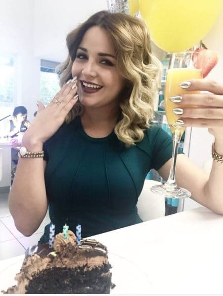 La modelo y animadora se preparó durante la semana haciéndose una manicura y poniéndose extensiones para lucir un pelo rubio largo. El sábado se fue de fiesta al club nocturno Brava.