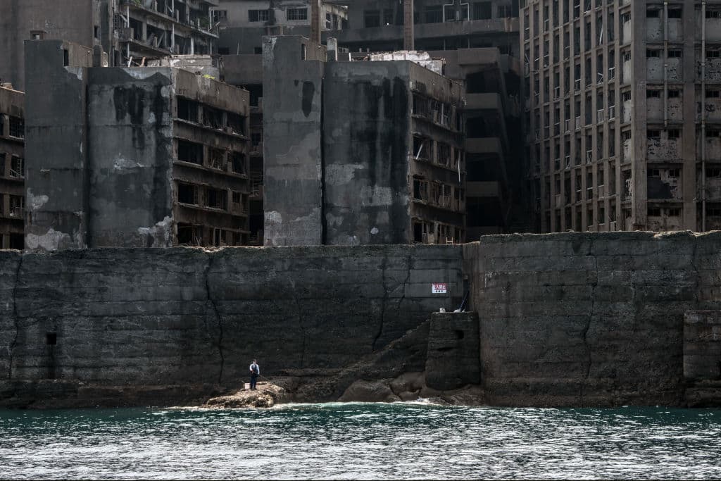 <b>Hashima, Japón.</b> Esta isla era conocida por sus minas de carbón submarinas que operaron durante la industrialización de Japón.
<b>La isla alcanzó una población máxima de más de 5,200 personas en 1959, pero en 1974, </b>con las reservas de carbón a punto de agotarse, la mina se cerró y todos los residentes se fueron, dejando la isla abandonada durante tres décadas.
<b>En los años 30 y hasta el final de la Segunda Guerra Mundial, prisioneros de guerra coreanos y chinos estuvieron bajo regímenes de trabajo forzoso. </b>El interés por el sitio resurgió hace dos décadas y sus ruinas inalteradas se abrieron a los turistas en 2009. Aunque es un símbolo de la rápida industrialización de Japón, la isla también es un recordatorio de su historia como lugar de trabajo forzoso coreano y chino.
<br>
<br>