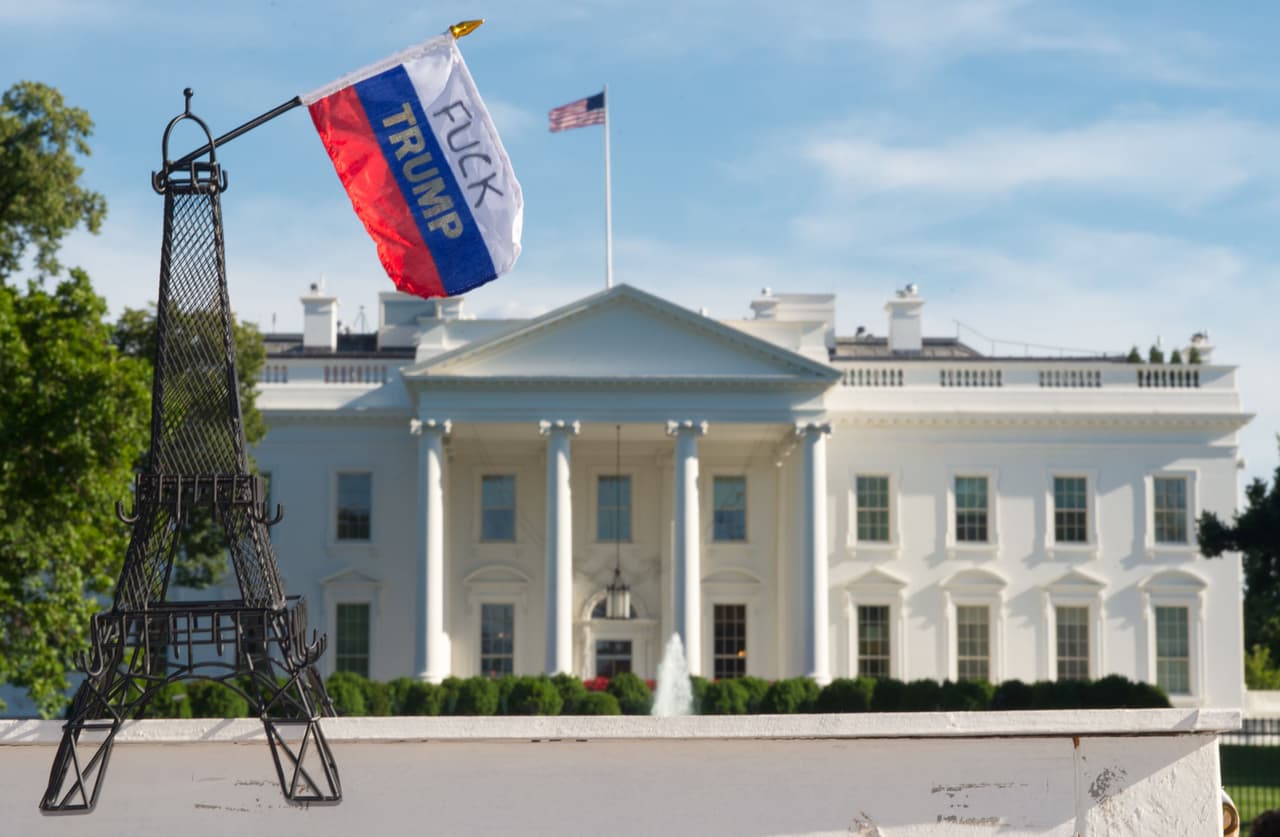 Activistas se reunieron frente a la Casa Blanca con sus insignias y para calificar de Jeff Immelt, CEO de General Electric utilizó su cuenta de Twitter para criticar la medida. Recordó que el "cambio climático es real", y subrayó que "las empresas deben ahora liderar y no depender del gobierno".