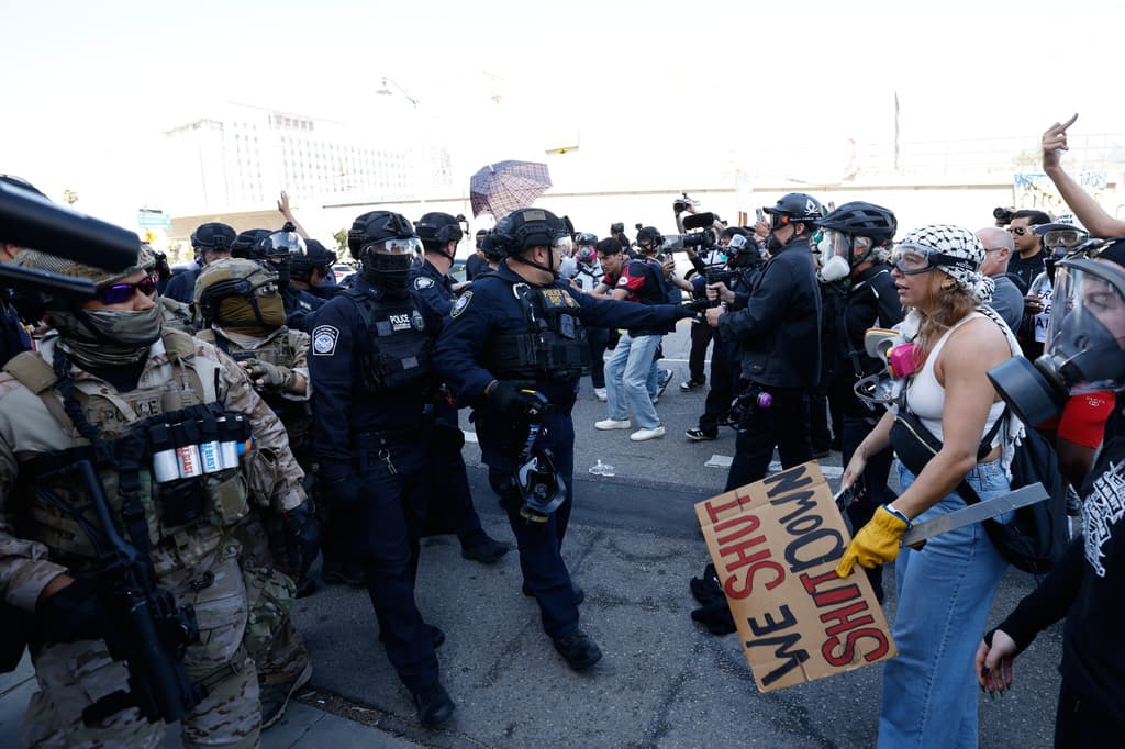 Cerca de las 4:00 p.m., los ánimos se caldearon con las autoridades federales interviniendo con las personas en la protesta, mientras que el Departamento de Policía de Los Ángeles adelantaba que habría arrestos. Las personas en la protesta no podían invadir carriles, afectando el tránsito en la zona.