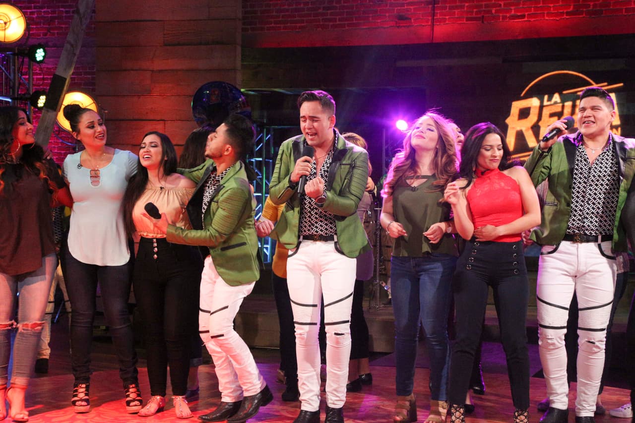 La Reina de la Canción se engalanó con la visita de Banda Carnaval, quienes interpretaron su éxito 'Ella es mi mujer' para todas las concursantes y aprovecharon para mostrar sus mejores pasos de baile.