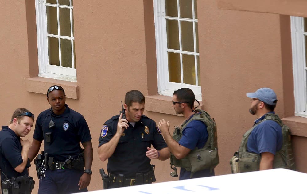 Policía en los alrededores del restaurante donde un hombre armado mantiene retenido un grupo de personas.