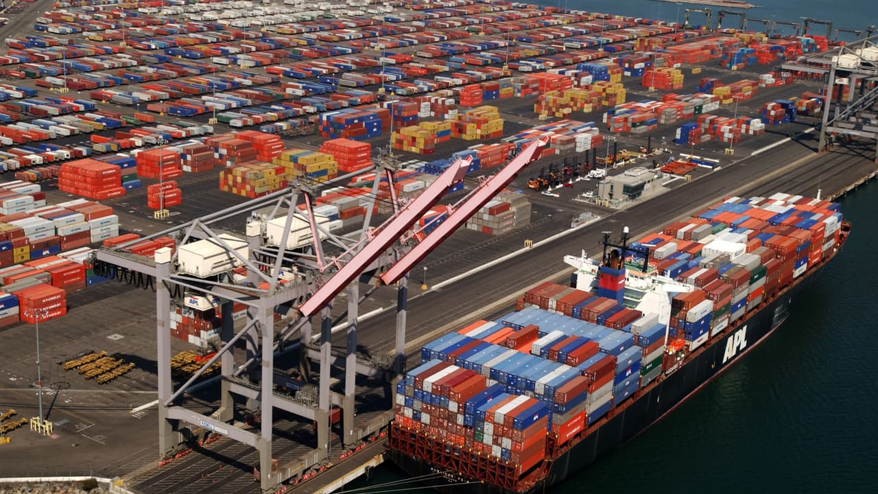 ¿Qué están haciendo las autoridades para solucionar el problema de tráfico en el puerto de Los Ángeles?