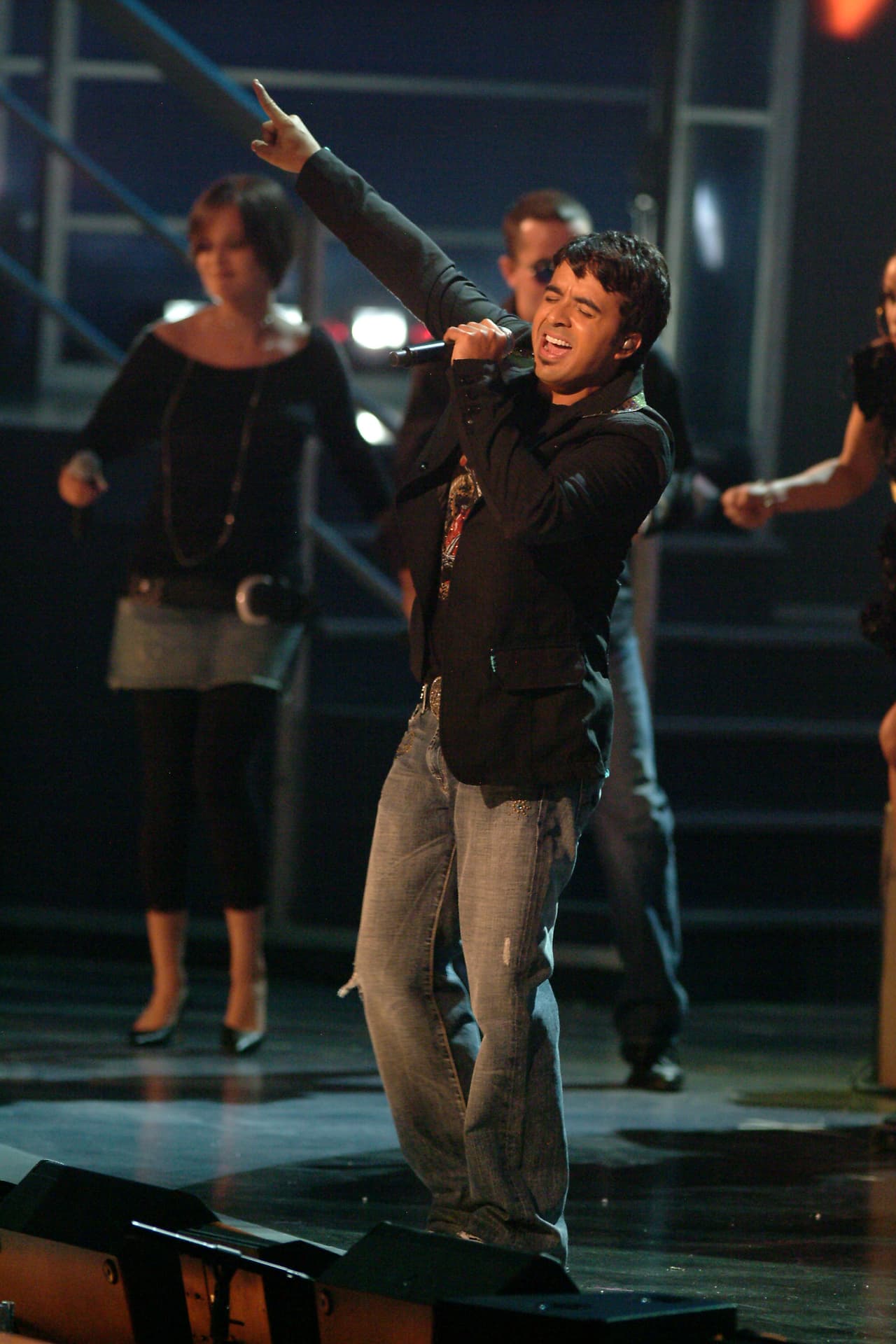 Luis Fonsi compitió por el premio Artista Masculino del Año Pop contra Alejandro Fernández y Reyli y... ganó. También se llevó el premio al Video del Año ('Nada es para siempre'). Además, cantó 'Por una mujer', canción que forma parte del quinto álbum titulado 'Paso a paso'.