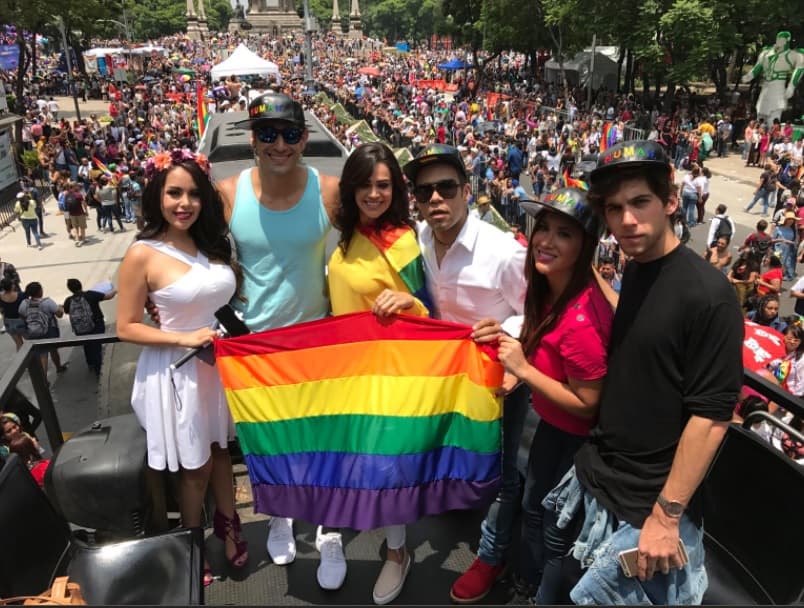 "Porque todos somos iguales, familia. Orgullo gay", escribió Emir Pavón, vocalista del grupo Cañaveral en su Twitter acompañado de esta fotografía.