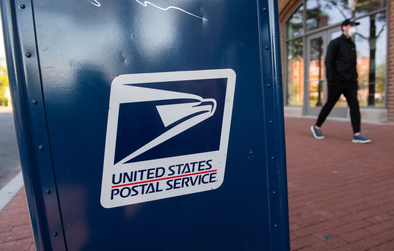 Detienen a dos jóvenes acusados de intentar robar cheques en buzones de USPS en Roswell