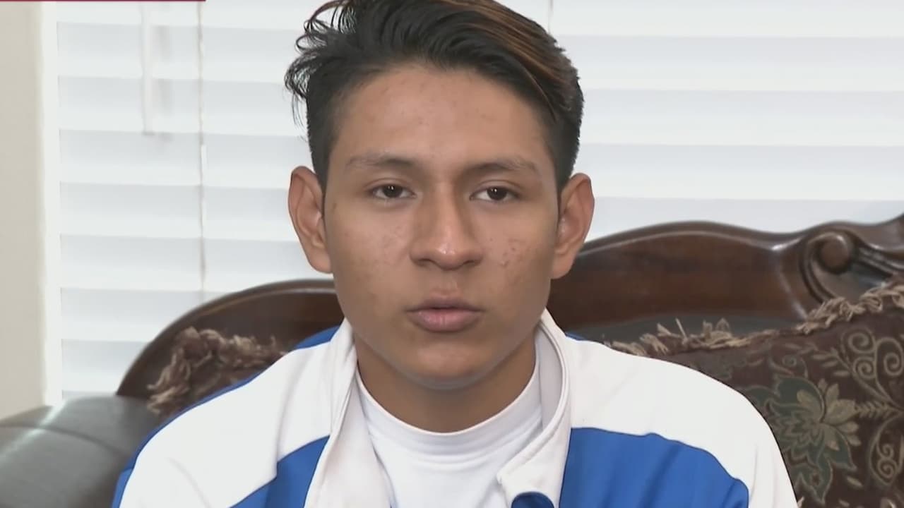 Con un 
<a href="https://www.univision.com/local/los-angeles-kmex/expulsan-a-musico-salvadoreno-del-desfile-de-las-rosas-por-denunciar-corrupcion-con-las-donaciones-para-el-viaje-a-los-angeles">escándalo que trascendió las fronteras de EEUU inició el año 2020</a>. Andy Lovos estaba listo para brillar junto a los miembros de su banda de El Salvador en el tradicional 
<a href="https://www.univision.com/local/los-angeles-kmex/el-sabor-latino-se-hizo-presente-en-el-desfile-de-las-rosas-2020">Desfile de las Rosas 2020</a>, cuando alguaciles de 
<a href="https://www.univision.com/local/los-angeles-kmex/">Los Ángeles</a> lo escoltaron fuera de la agrupación minutos antes de su participación. El joven aseguró que su único 
<a href="https://www.univision.com/temas/crimen-organizado">crimen</a> fue reportar irregularidades en el viaje que lo trajo hasta Pasadena. El presidente de ese país, Nayib Bukele, se refirió al caso y aseguró que la banda a la que pertenecía el joven no volverá a recibir fondos.