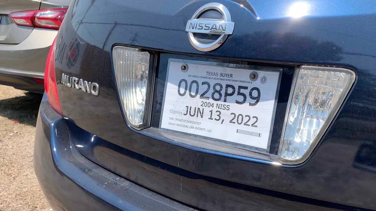 “Si compras un vehículo de dueño a dueño, debes llevar el título a la corte para que te entreguen una placa de papel en lo que te llegan las placas de metal”, indicó.