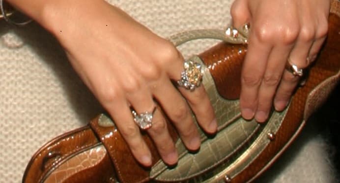 La alhaja de 'La Diva del Bronx' estaba 
<b>flanqueada con una especie de baguettes</b> cónicas, un diseño muy parecido al que ahora porta Nadia Ferreira. 
<br>