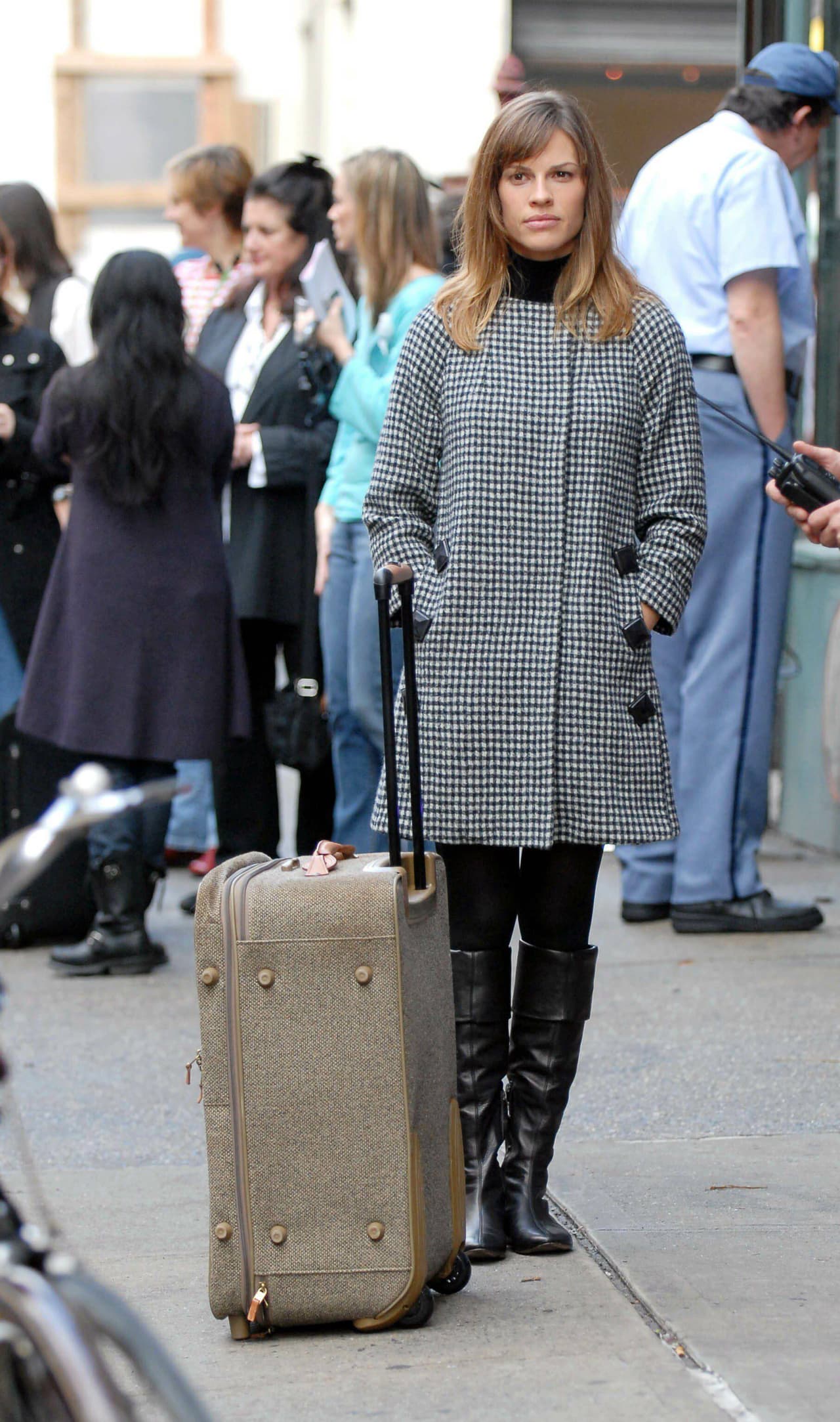 La mayoría tienen el cuello redondeado y botones gruesos que a veces se sujetan a un costado. Para los días lluviosos no hay nada mejor que combinar tu abrigo tartán con unas botas largas.