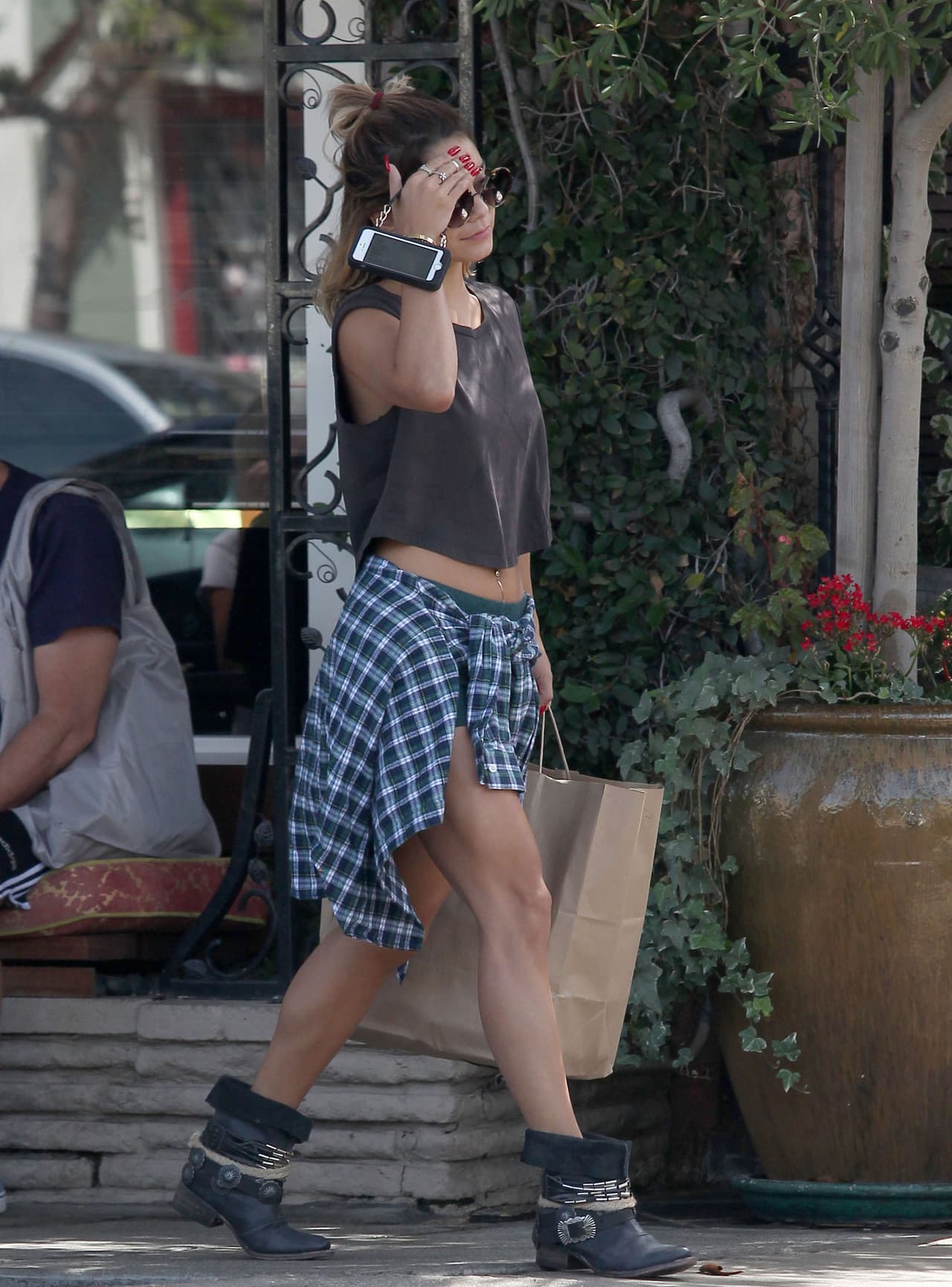 Durante este año, la tendencia ha sido usar camisas tartán amarradas a la cintura tal como las 'fashionistas' de los noventas lo hacían. Esta es una manera de reinventar ese 'street' style' que amás, ya sea con jeans o shorts.