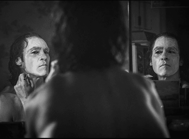 El director Todd Phillips publicó en su cuenta de Instagram esta nueva imagen en la que se puede ver una escena de Joaquin maquillándose como The Joker, cinta que se estrena en Estados Unidos el 4 de octubre del 2019.