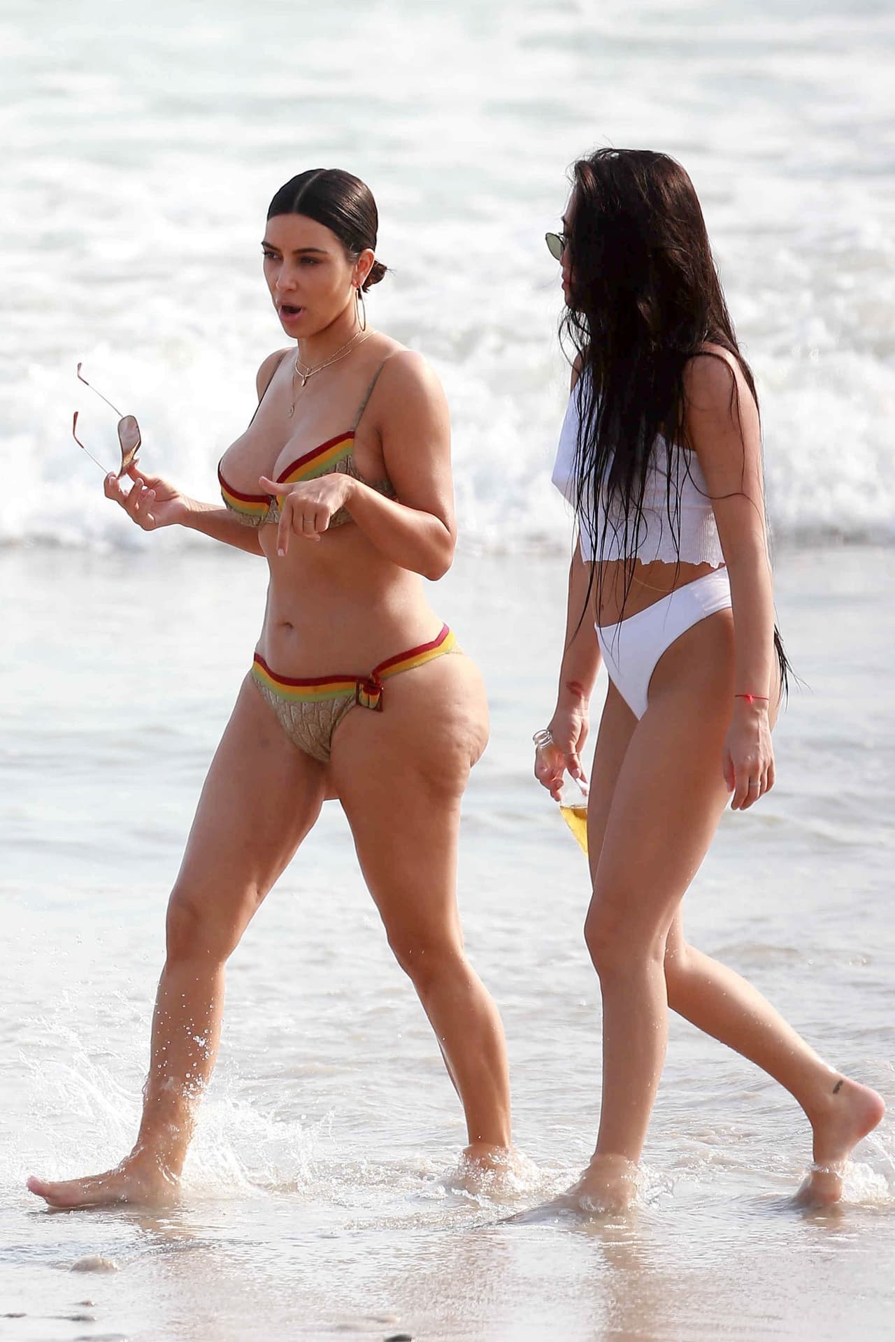 Kim Kardashian pasó el fin de semana del 22 de abril de 2017 en el resort Casa Aramara, en Tulum, México. Allí estuvo en la playa con Stephanie Sheppard, su asistente, mientras tomaba una cerveza. Además, Kourtney Kardashian también estuvo con amigas en el lugar.