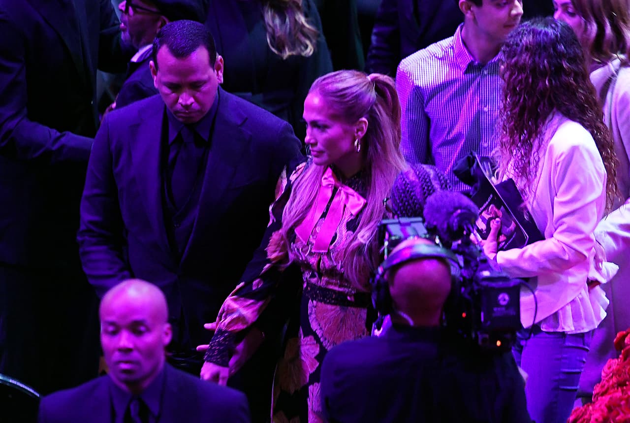 Alex Rodriguez y Jennifer Lopez salen del Staples Center al finalizar la ceremonia. El homenaje se realizó horas después de que la viuda del basquetbolista presentara una demanda contra el dueño del helicóptero. Argumentan que el piloto, Ara Zobayan, fue descuidado e imprudente al volar la aeronave en un cielo nublado.