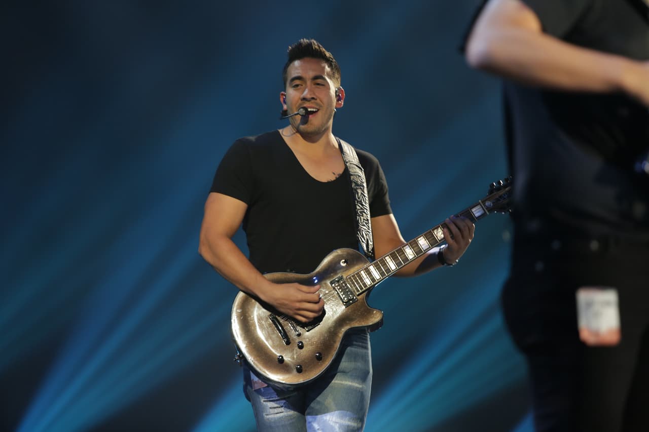 Como segunda voz del grupo, Armando Ramos ha demostrado tener estilo propio y por algo es de los integrantes consentidos de las admiradoras de Calibre 50.