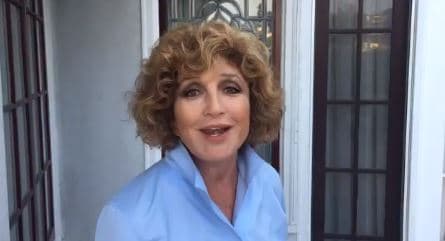 "Estaba muy enamorado de mí. Lo que pasa es que era compositor y bohemio, y la bohemia acaba siendo mala consejera [...]", aseguró la cantante al indicar que su pareja le había sido infiel.