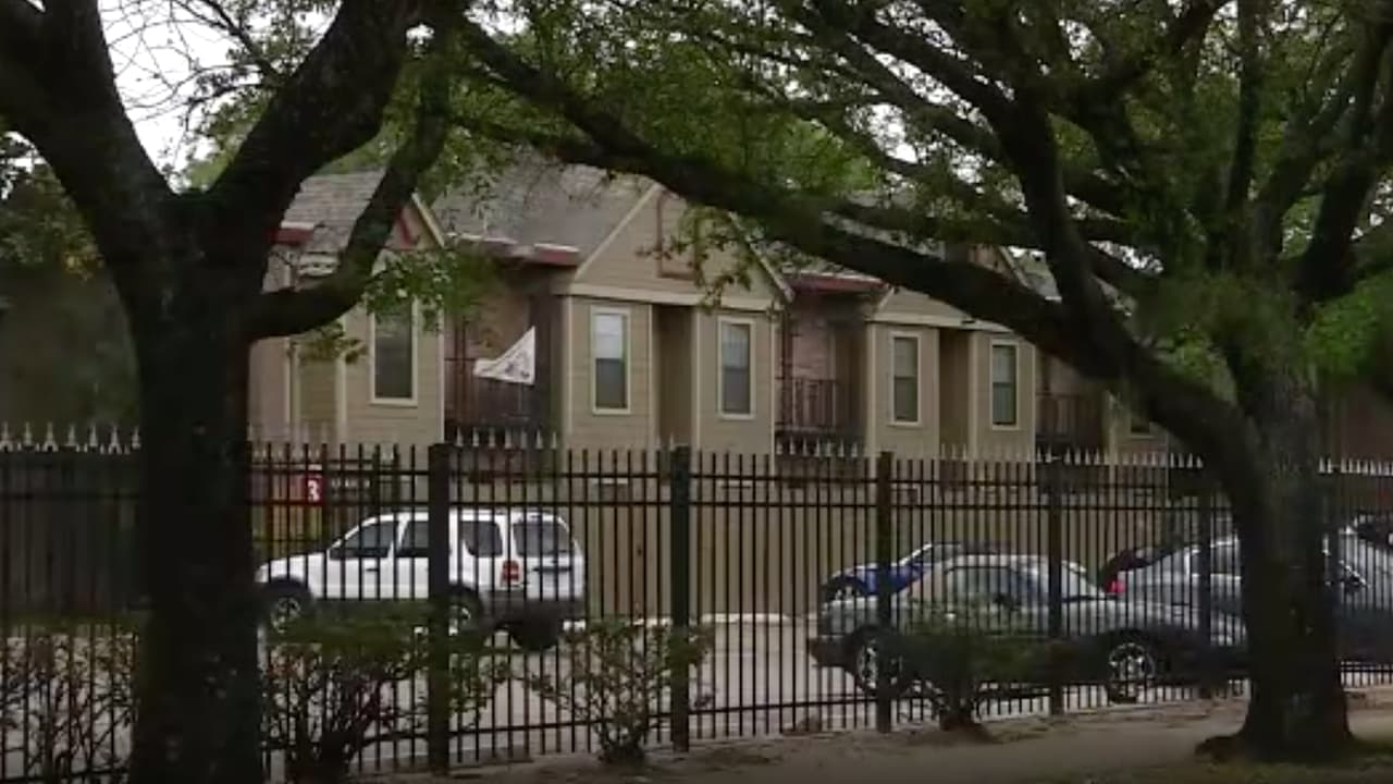 El 17 de abril oficiales del Departamento de Policía de Houston (HPD), respondieron al reporte de un paquete sospechoso en un complejo de apartamentos.