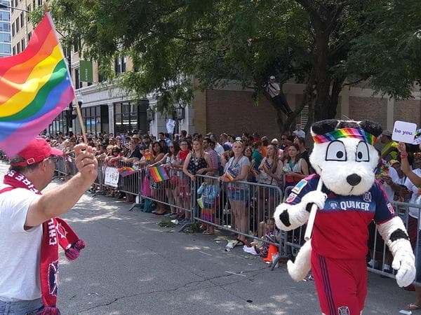 Cientos salieron a las calles de Chicago para celebrar el Orgullo Gay.