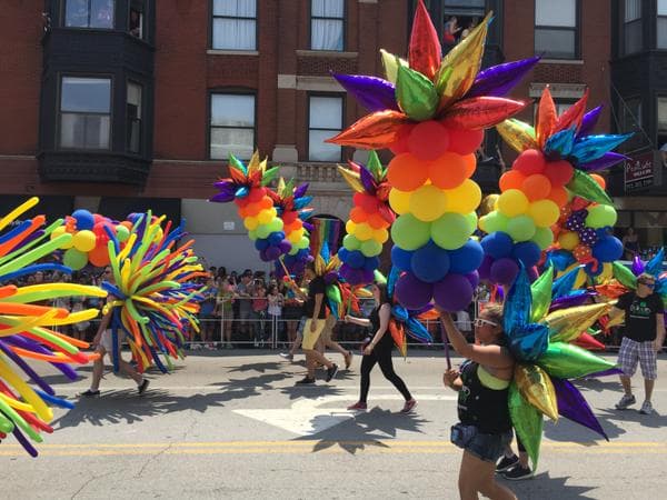 Cientos salieron a las calles de Chicago para celebrar el Orgullo Gay.