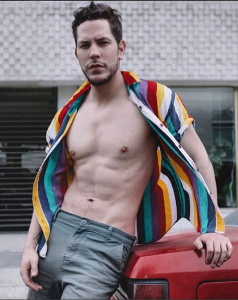 ¿Te parece que luce más guapo que cuando estaba en 
<i>Rebelde</i>?