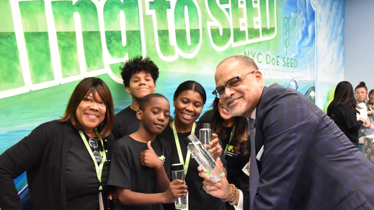 Anuncian millonaria inversión en programas educativos para niños con discapacidad emocional