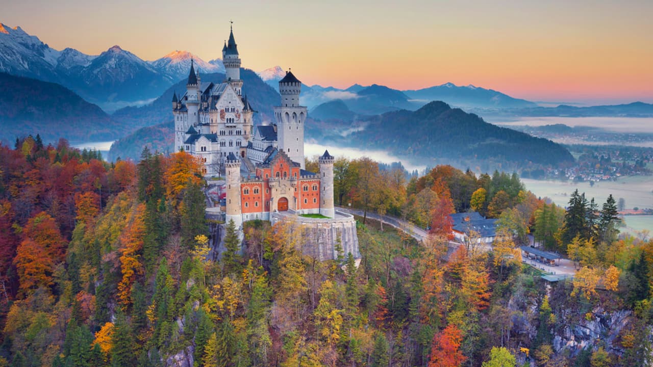 <b>Castillo de Neuschwanstein, Alemania. </b>Situado en una colina escarpada en Baviera, es uno de los castillos más visitados del país. Estéticamente luce como un verdadero castillo de cuento de hadas y cuenta con vistas francas al valle de Hohenschwangau. 
<a href="https://neuschwansteincastle.net/" target="_blank">El castillo fue pensado como un hogar para el rey Luis II</a>, de Baviera, hasta que murió en 1886. Era un gran admirador del compositor Richard Wagnery el castillo se construyó en su honor.
<br> 
<br>
<br> 
<br>
<br>