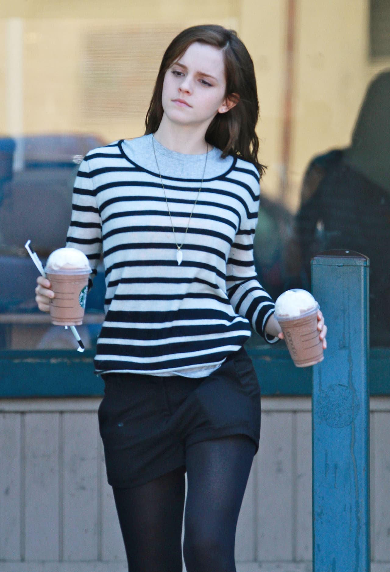 Los suéteres de rayas le encantan.