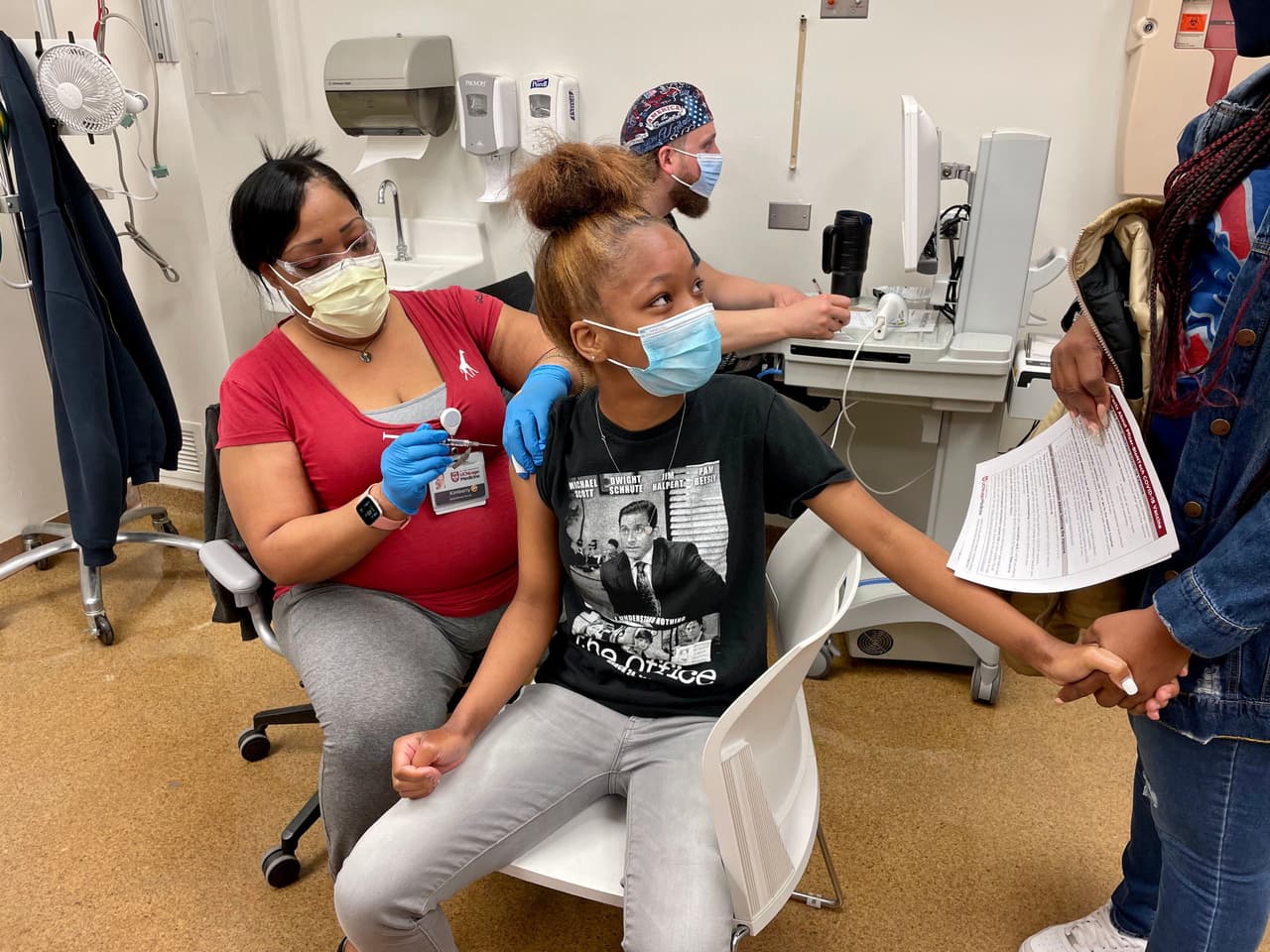 La comisionada del Departamento de Salud Pública de Chicago, Allison Arwady, M.D. argumentó que "todos los jóvenes de edad 12 o más están alentados a vacunarse".