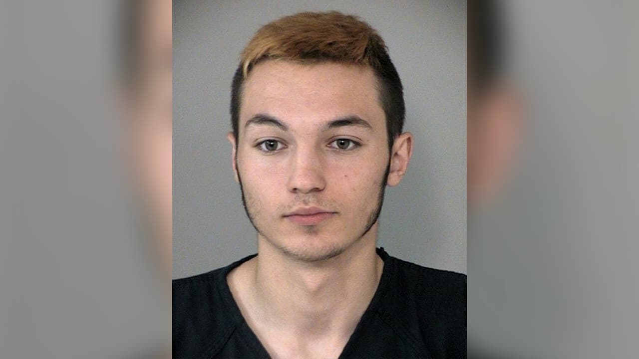 Acusan a joven de 18 años por pintar vehículos con mensajes racistas en el condado Fort Bend