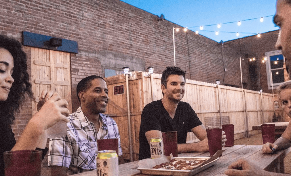 Stonedeck Pizza Pub, esa pizzería que
<b>el año pasado fuera catalogada como una de las 14 mejores de la ciudad</b> por Dallas Eater, cierra también sus puertas esta semana.