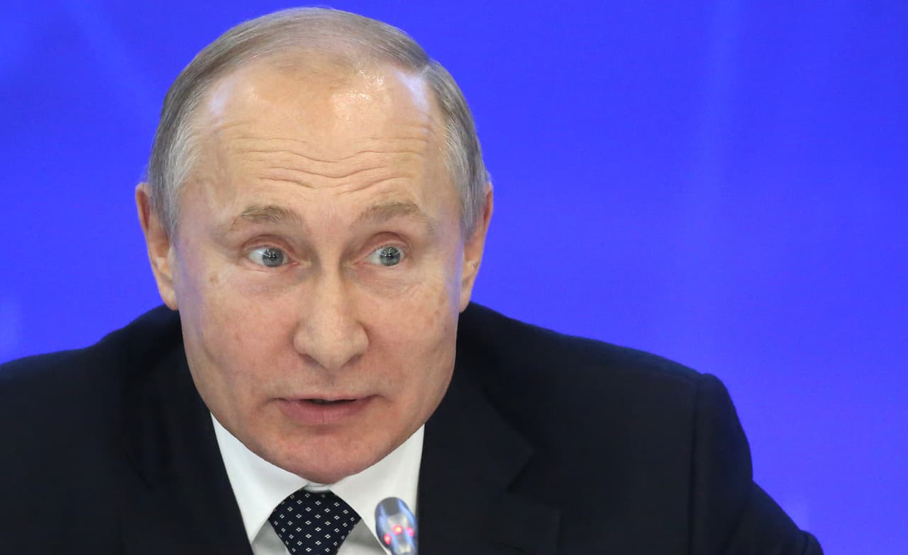 <b>Vladimir Putin.</b> El 24 de enero el gobierno ruso indicó en un comunicado de la cancillería que seguirá respaldando a Nicolás Maduro, al que reconoce como presidente de Venezuela, y aseguró que defenderá sus intereses económicos en ese país suramericano. También acusó a EEUU de querer usurpar el poder en Venezuela con "una injerencia extranjera destructora (...). Es inaceptable. Ello es una vía directa hacia la anarquía y el baño de sangre".