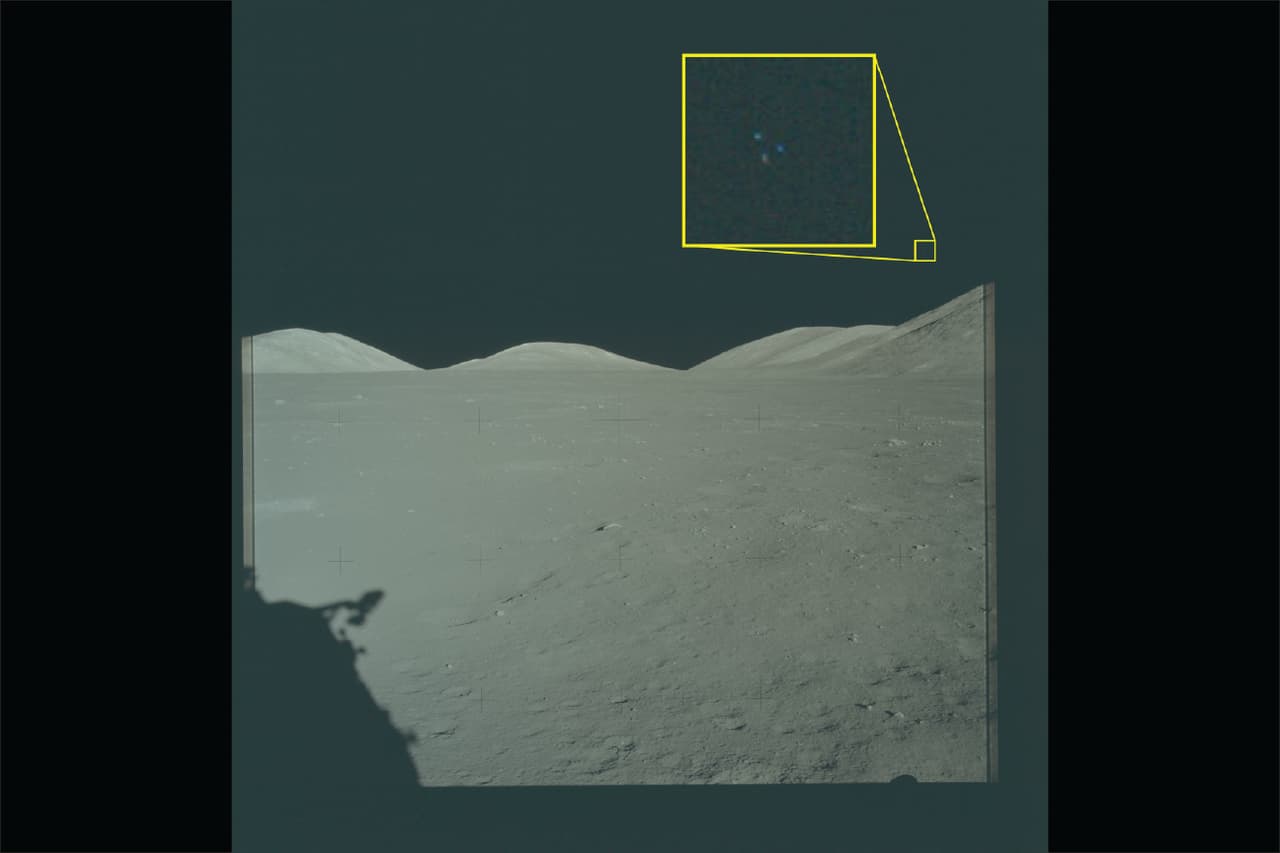 Imágenes de archivo de la misión Apolo 17 a la Luna. El recuadro amarillo muestra una ampliación de la fotografía original donde se aprecian tres luces sobre el terreno lunar.