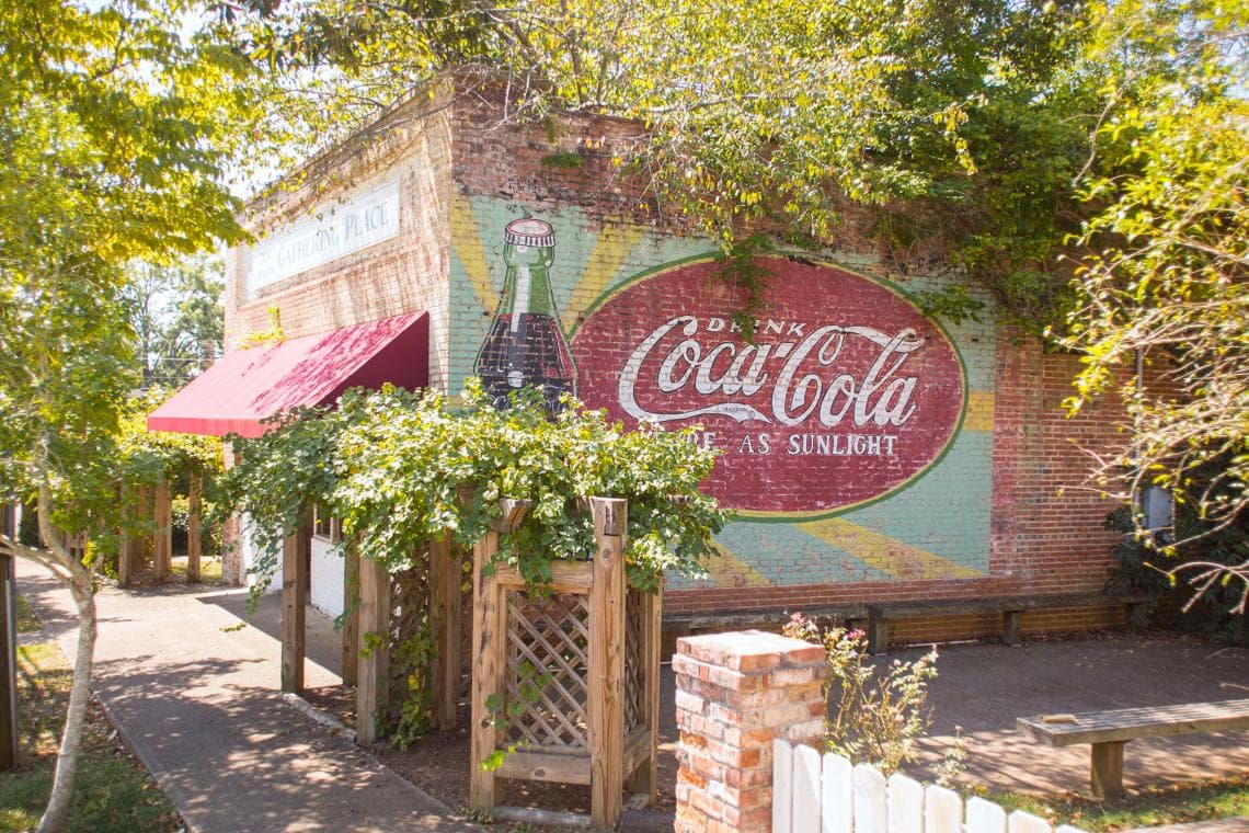 <b>BUSCA MURALES FAMOSOS</b>. ¿Buscas murales coloridos para fotografiar? Estás de suerte. Atlanta tiene cientos de murales en cada rincón de la ciudad, especialmente alrededor de Cabbagetown y Old Fourth Ward. Savannah también tiene la suya propia, generalmente encargada por galerías de arte y organizaciones sin fines de lucro para embellecer sus edificios. Macon también ha mejorado su juego en términos de arte público, con murales, esculturas y pequeñas bibliotecas gratuitas en la ciudad. No te pierdas el mural en Dublín, que rinde homenaje al movimiento de derechos civiles y al Dr. Martin Luther King Jr.