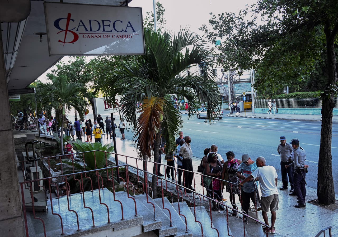 Con las divisas extranjeras los cubanos pueden recargar las tarjetas de débito con las que compran alimentos en tiendas especializadas. También pueden pagar los viajes para emigrar de la isla. 
<br>