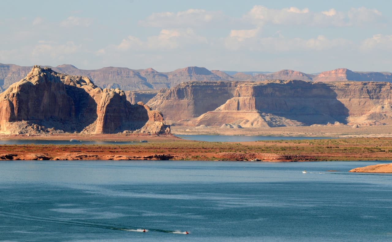 <b>Lake Powell</b> es sin duda uno de los más conocidos. Cuenta con casi 2,000 millas de costa y 96 cañones principales; es ideal para navegarlo en bote, kayak, moto acuática y más. Forma parte del Área Recreativa Nacional Glen Canyon.
