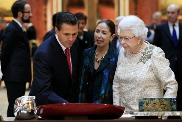 Enrique Peña Nieto inspecciona artefactos mexicanos en exposición en el Palacio de Buckingham junto a la Reina Isabel II.