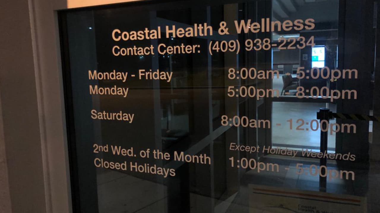 Los síntomas son: tos, dificultad para respirar, fiebre, pérdida del gusto / olfato y fatiga