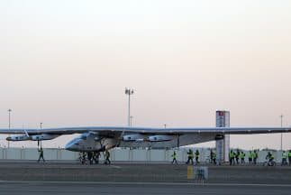 El Solar Impulse 2 poco antes de despegar de Omán rumbo a India, la segunda etapa del recorrido de 35 mil kilómetros.